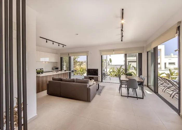 Nissi 1 * アヤナパ